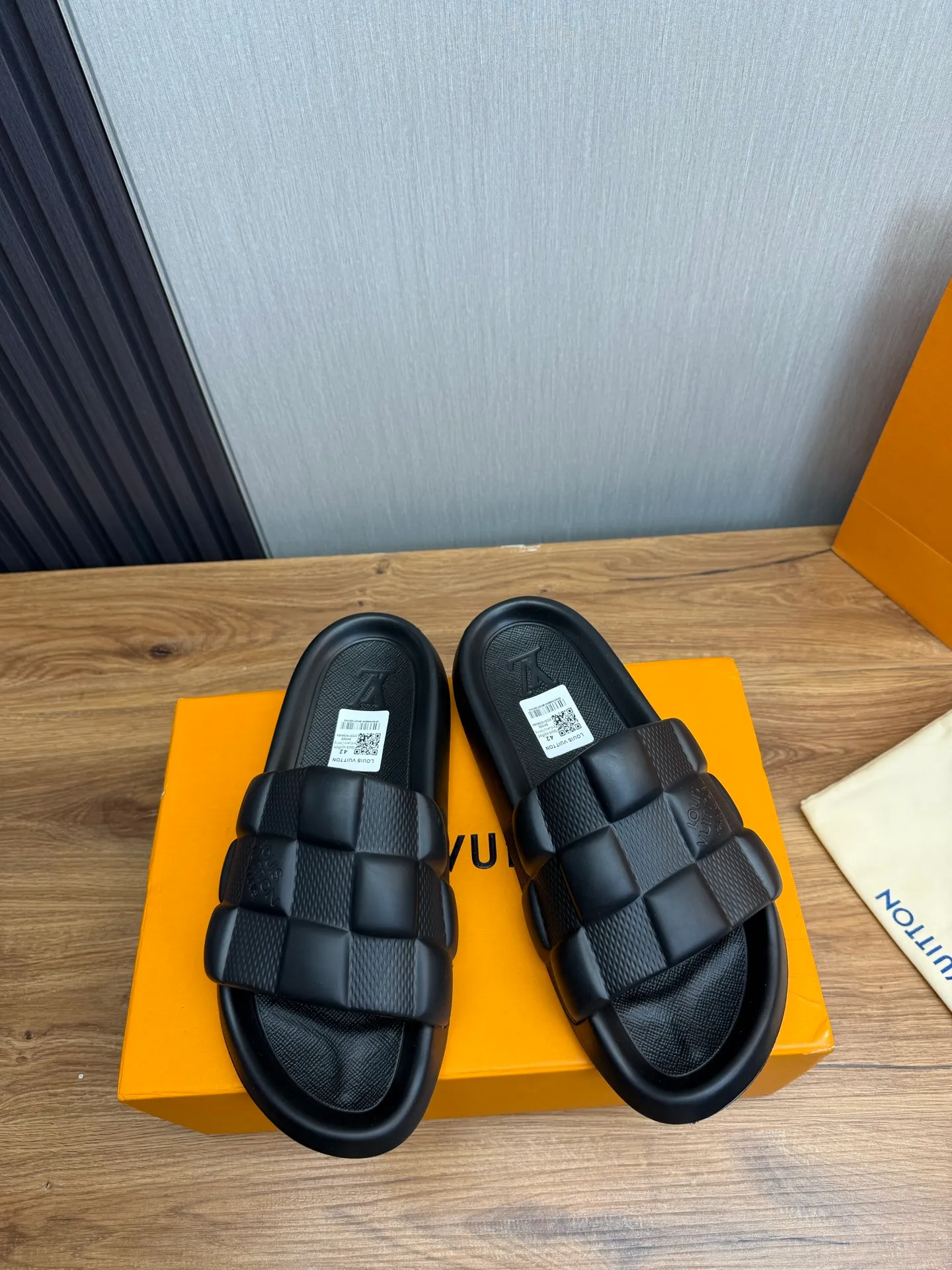Men's shoes 💰260💰 ▪️LV's popular Little Red Book popular slippers hot sale: 1 shipment✅ Super textured and comfortable slippers, original TPU outsole. Authentic counter box drawer box packaging 🎁Size 38-45